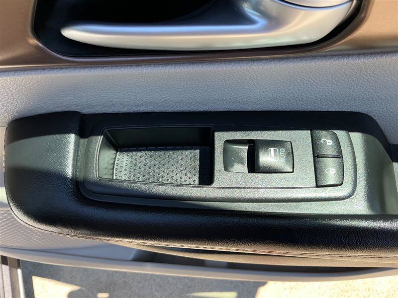 Used 2018 Chrysler Pacifica Touring-L FWD image 38