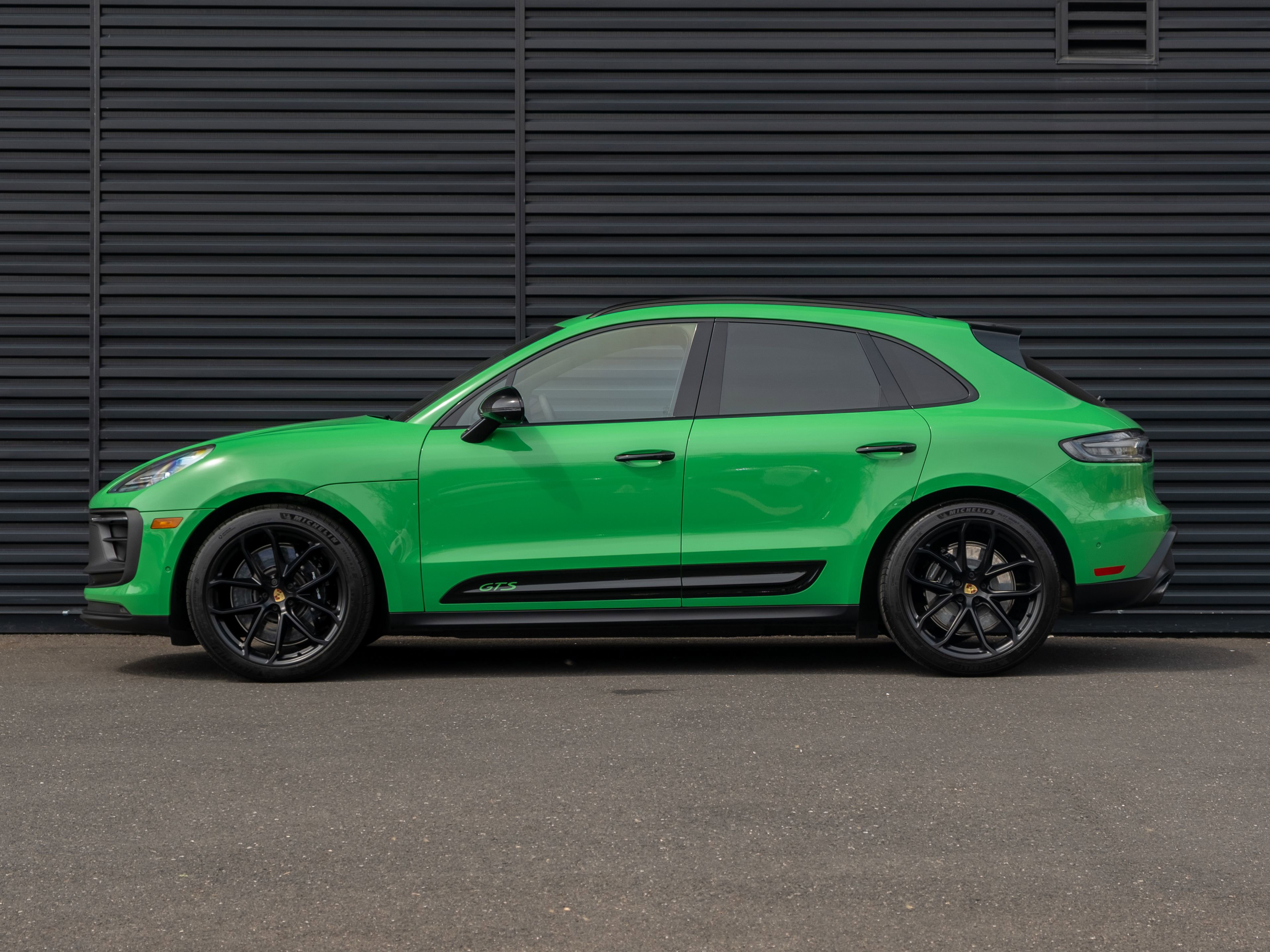 Certified 2025 Porsche Macan GTS image 2
