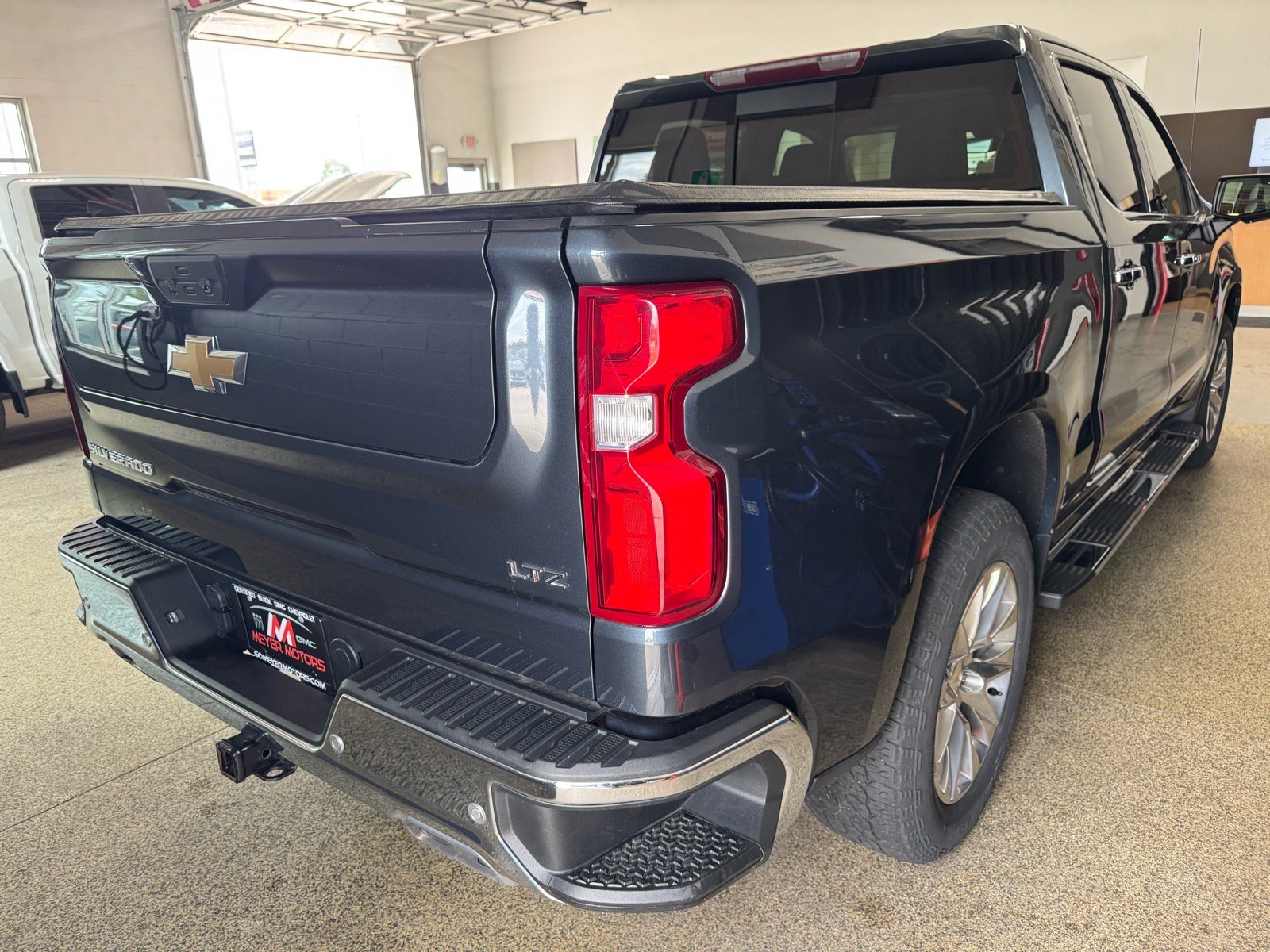 Used 2022 Chevrolet Silverado 1500 LTZ w/ LTZ Premium Package AWD/4WD image 5