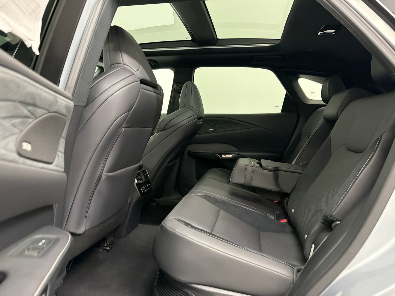 Used 2024 Lexus RX 500h F Sport w/ Convenience Package image 17