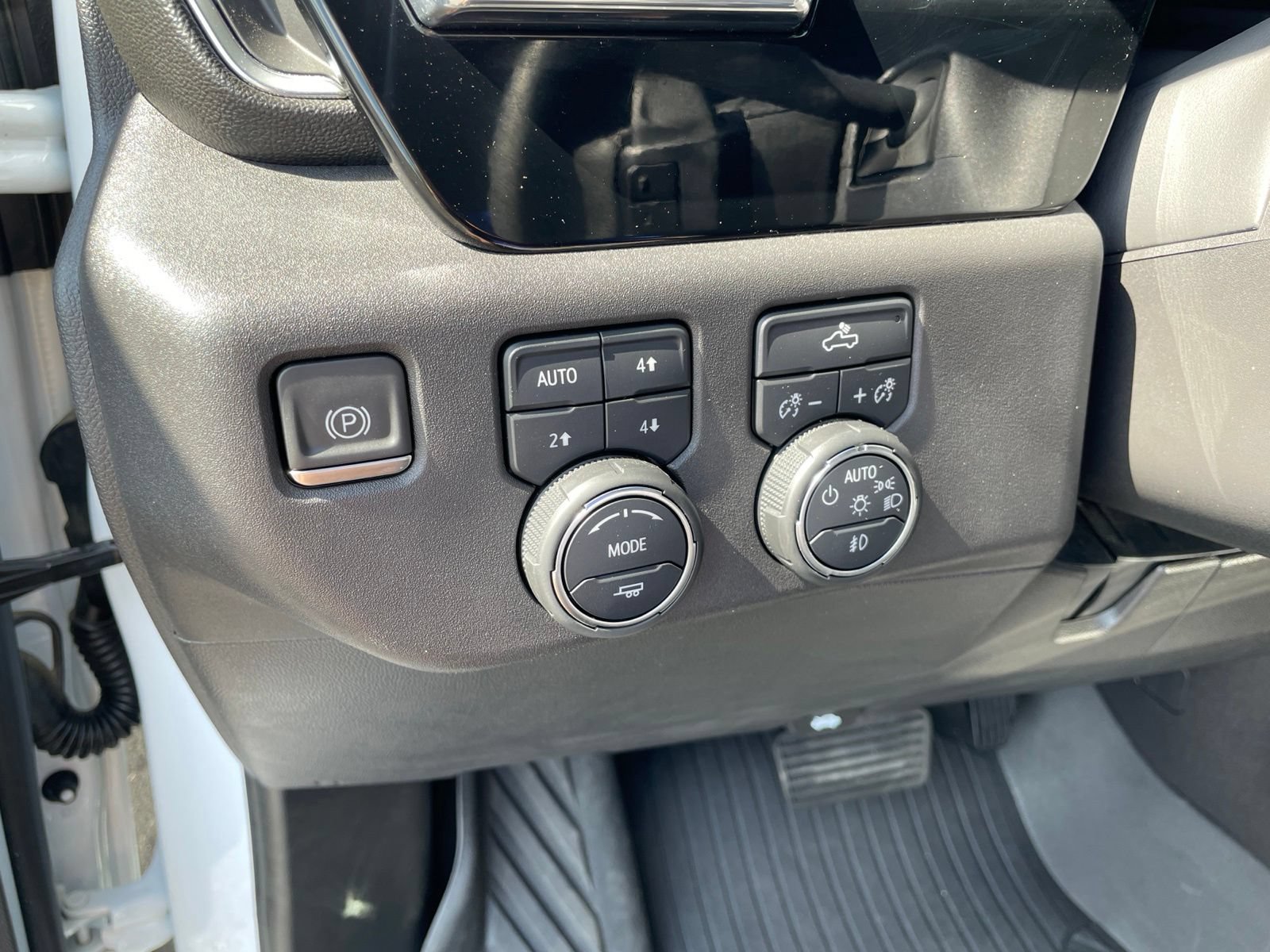 Used 2024 Chevrolet Silverado 1500 LT Trail Boss w/ Convenience Package II AWD/4WD image 32