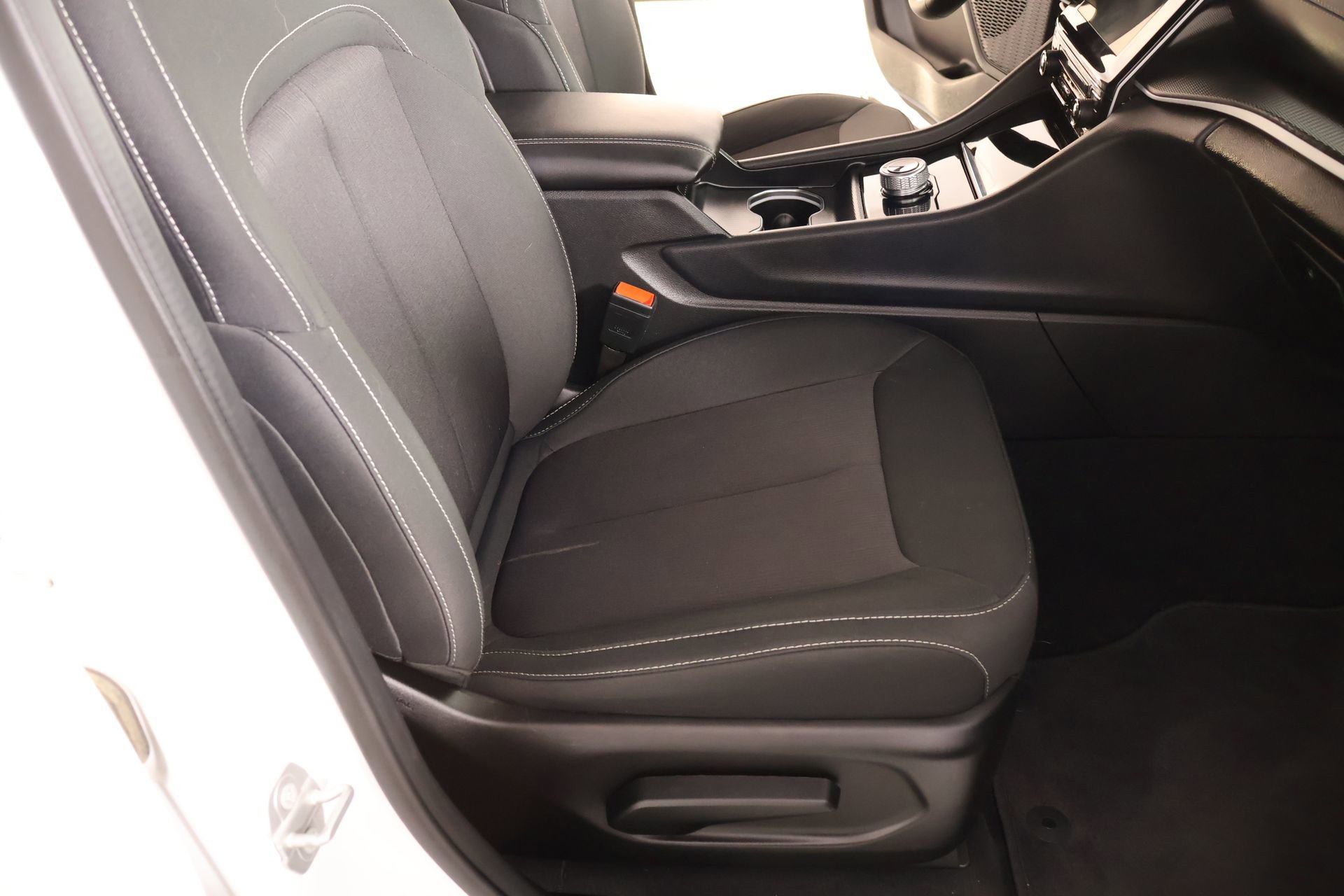 Used 2025 Jeep Grand Cherokee L Laredo RWD image 13