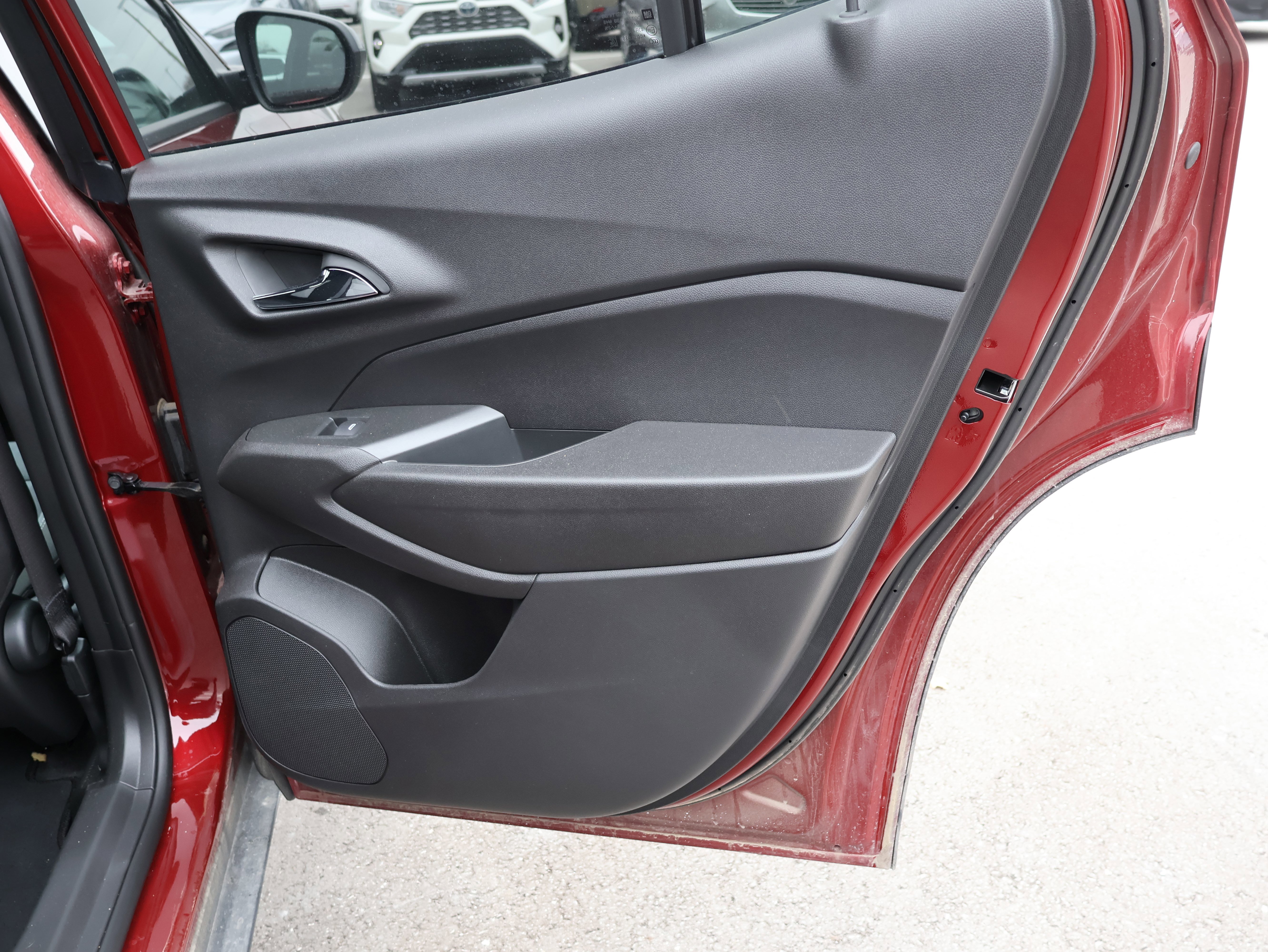 Used 2025 Chevrolet Trax RS w/ Sunroof Package image 12