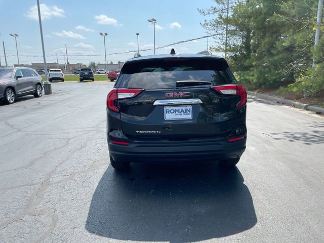 Used 2024 GMC Terrain SLE w/ Driver Convenience Package FWD image 4