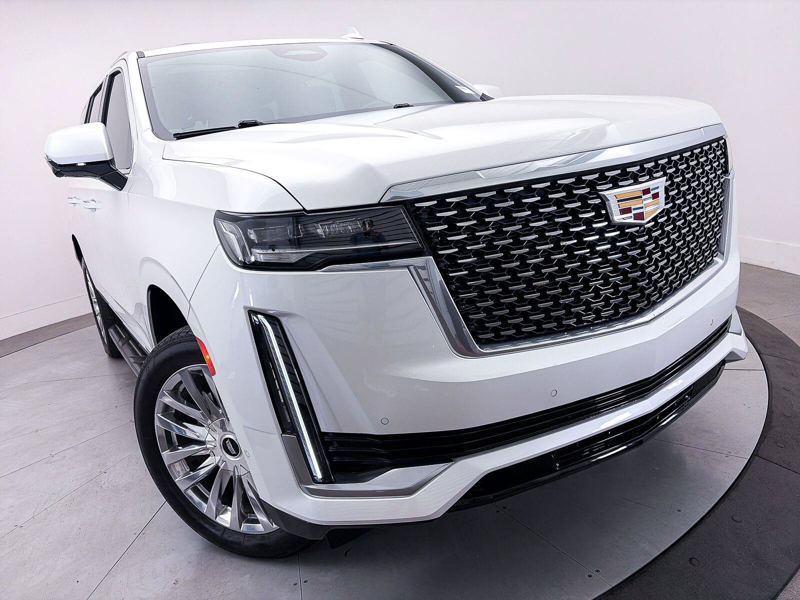 Used 2024 Cadillac Escalade Premium Luxury AWD/4WD image 3