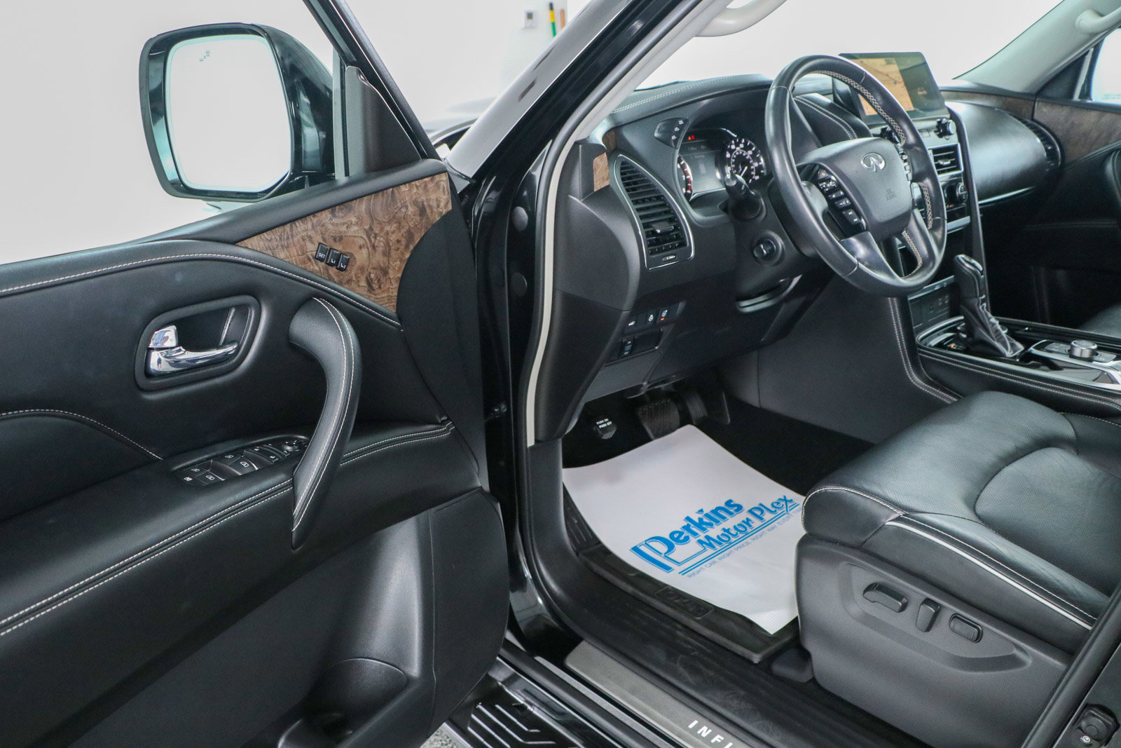 Used 2024 INFINITI QX80 Premium Select w/ All-Season Package image 3