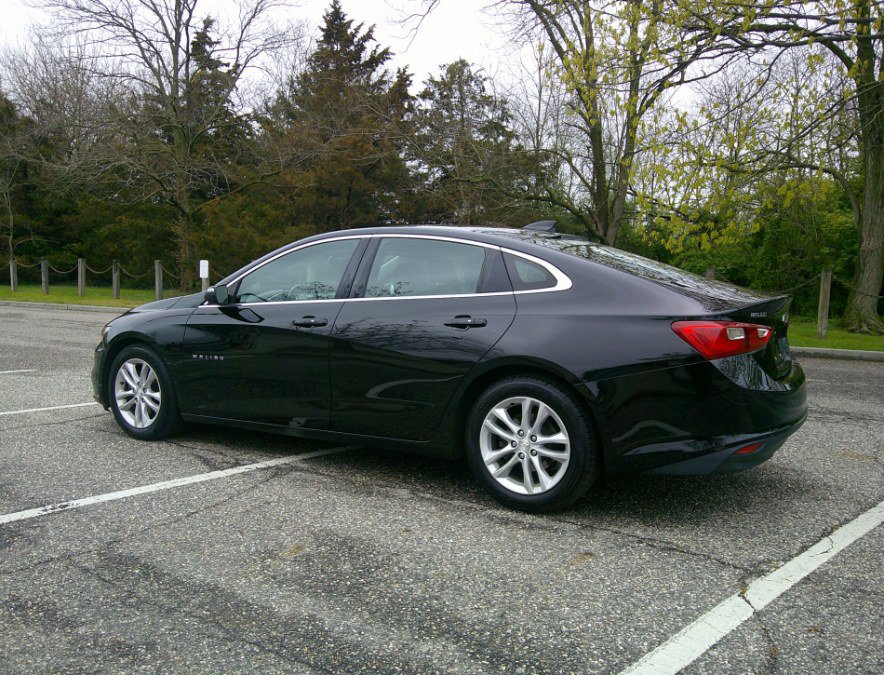 Used 2017 Chevrolet Malibu LT w/ Leather Package FWD image 9