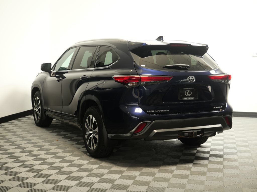 Used 2022 Toyota Highlander XLE AWD/4WD image 7
