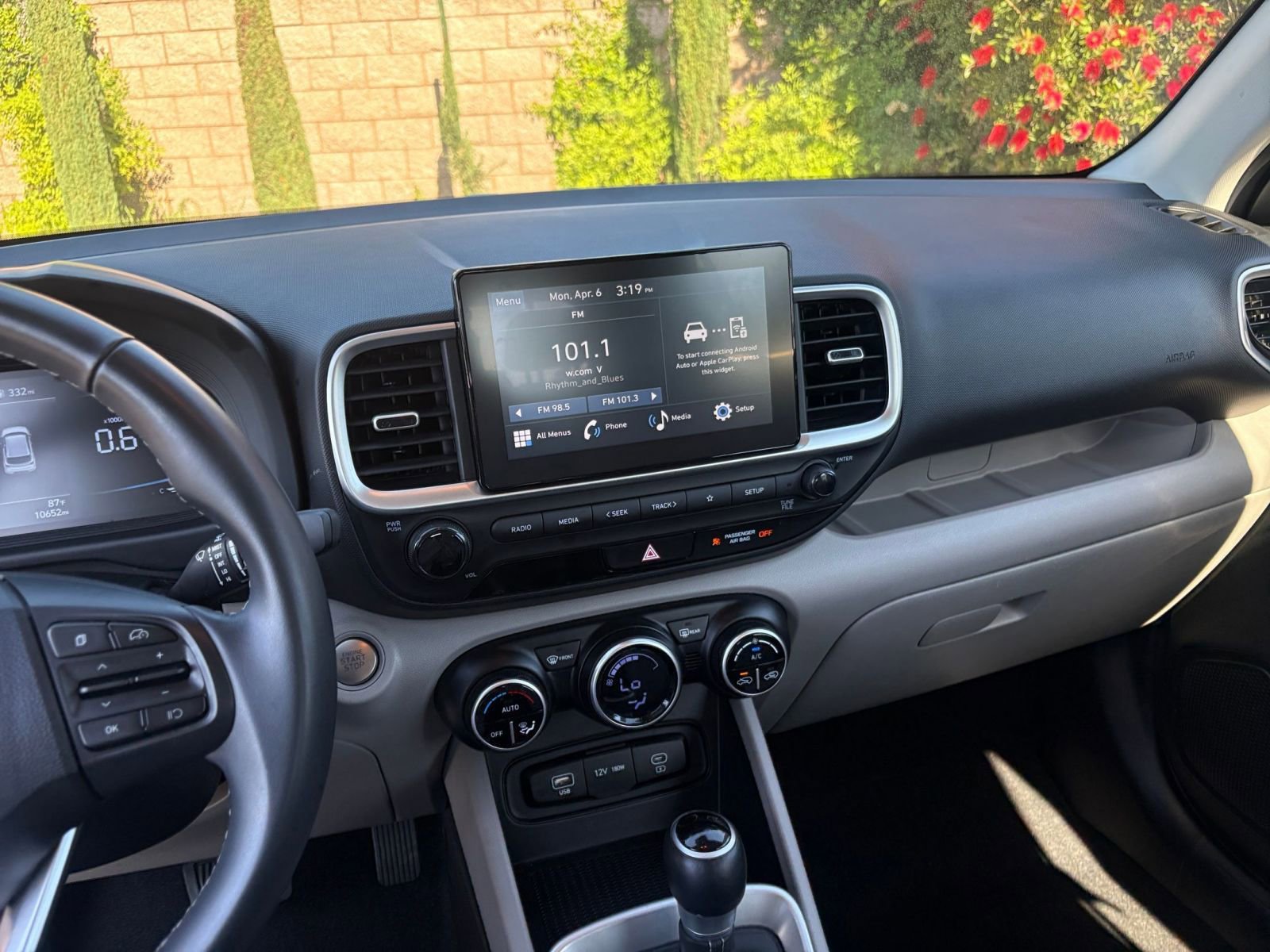 Used 2025 Hyundai Venue SEL image 17