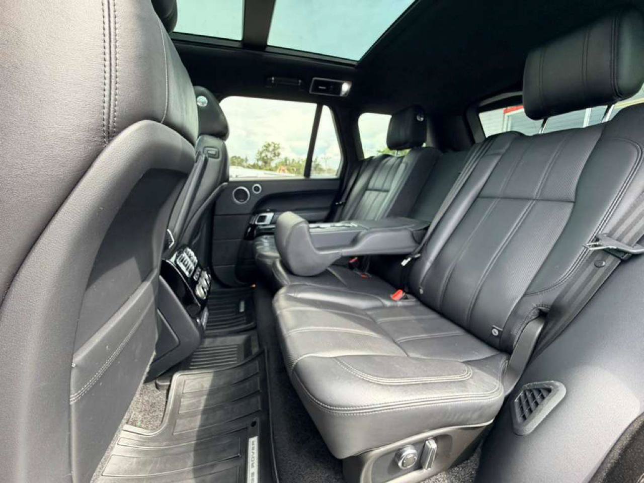 Used 2017 Land Rover Range Rover Supercharged AWD/4WD image 30