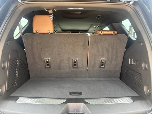 Used 2025 Chevrolet Tahoe High Country AWD/4WD image 10