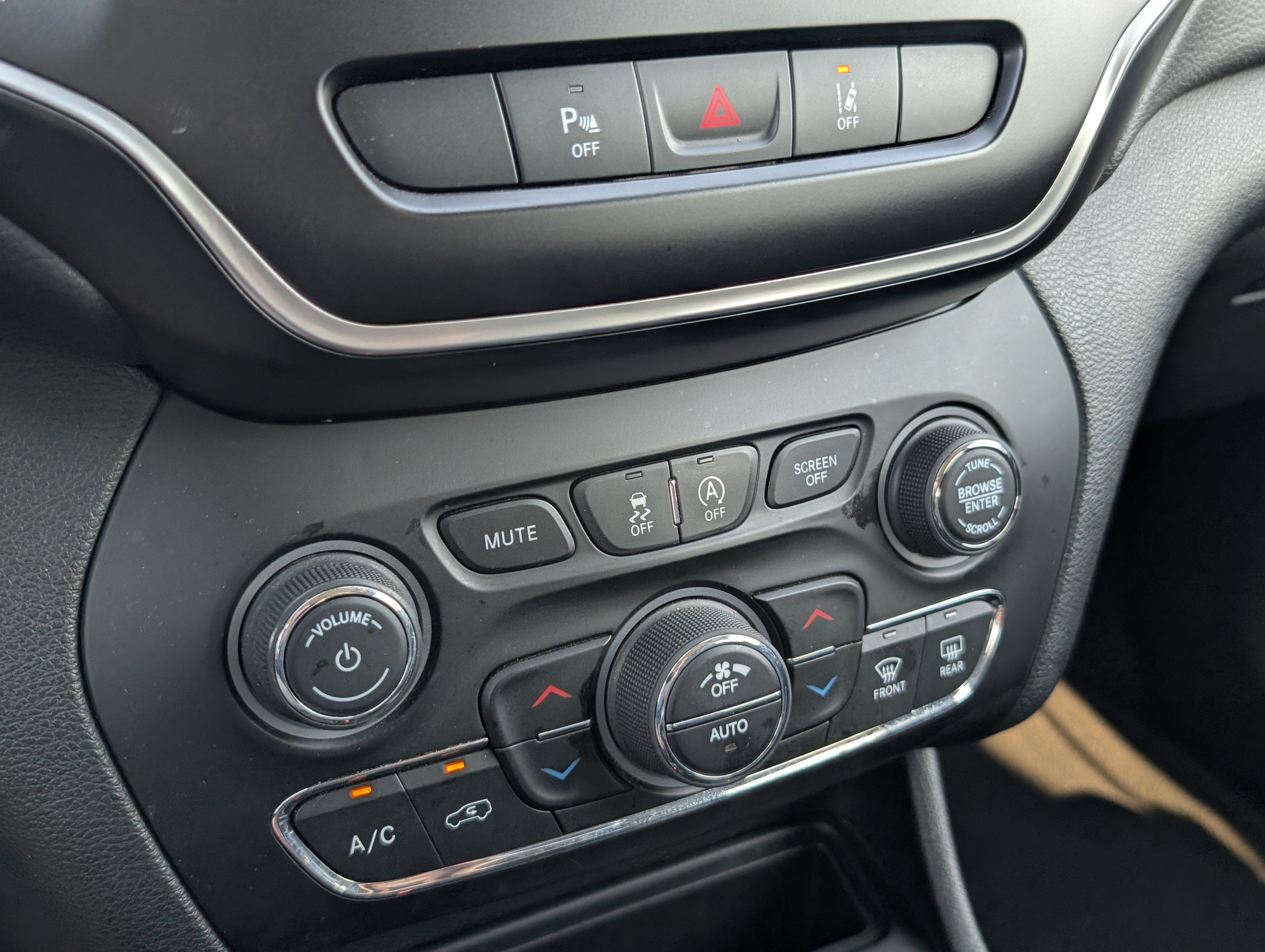 Used 2021 Jeep Cherokee Latitude Lux w/ Sun & Sound Group FWD image 17