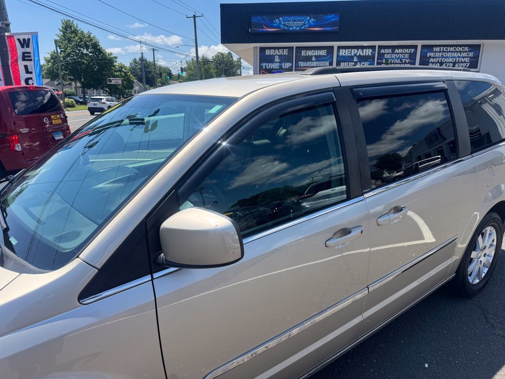 Used 2014 Chrysler Town & Country Touring FWD image 10