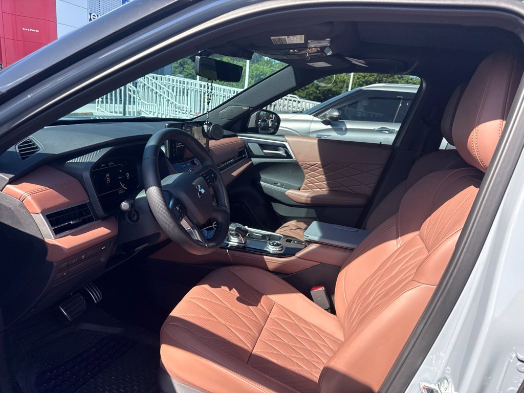 Used 2026 Mitsubishi Outlander SEL FWD image 6