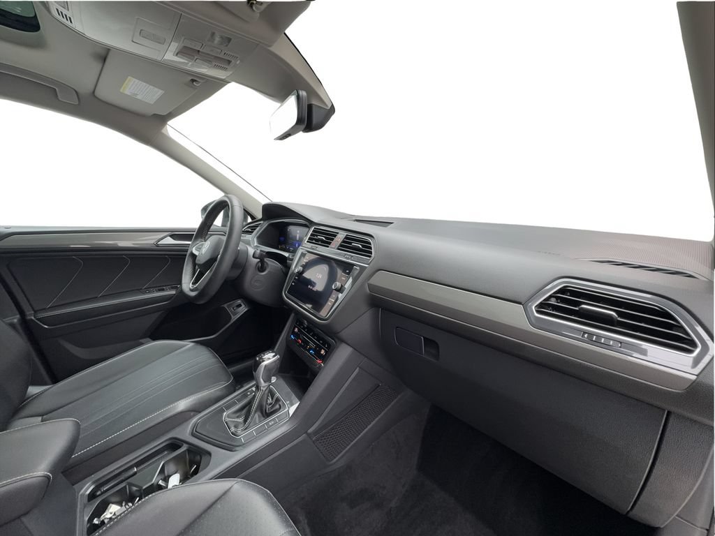 Used 2022 Volkswagen Tiguan SE w/ Panoramic Sunroof Package FWD image 35