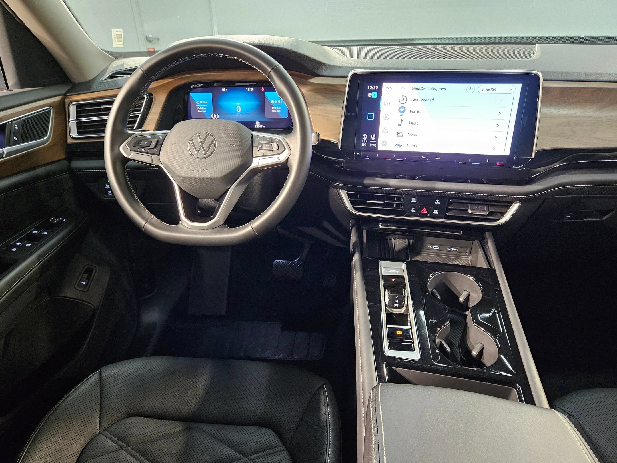 Used 2025 Volkswagen Atlas SE FWD image 9