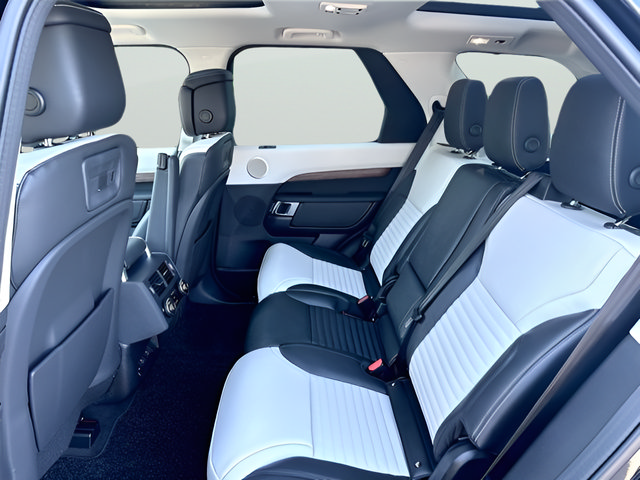 Certified 2025 Land Rover Discovery Dynamic SE AWD/4WD image 32