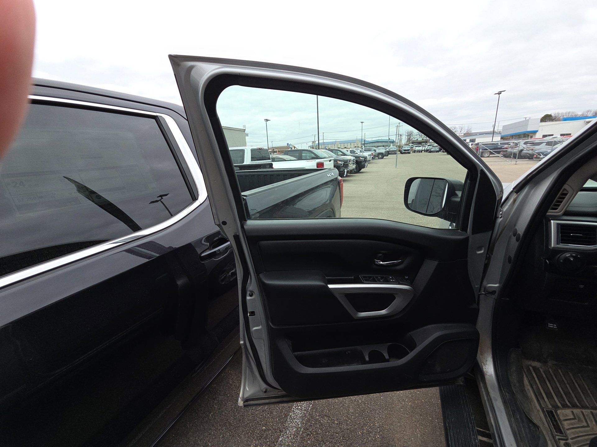 Used 2017 Nissan Titan SV image 7