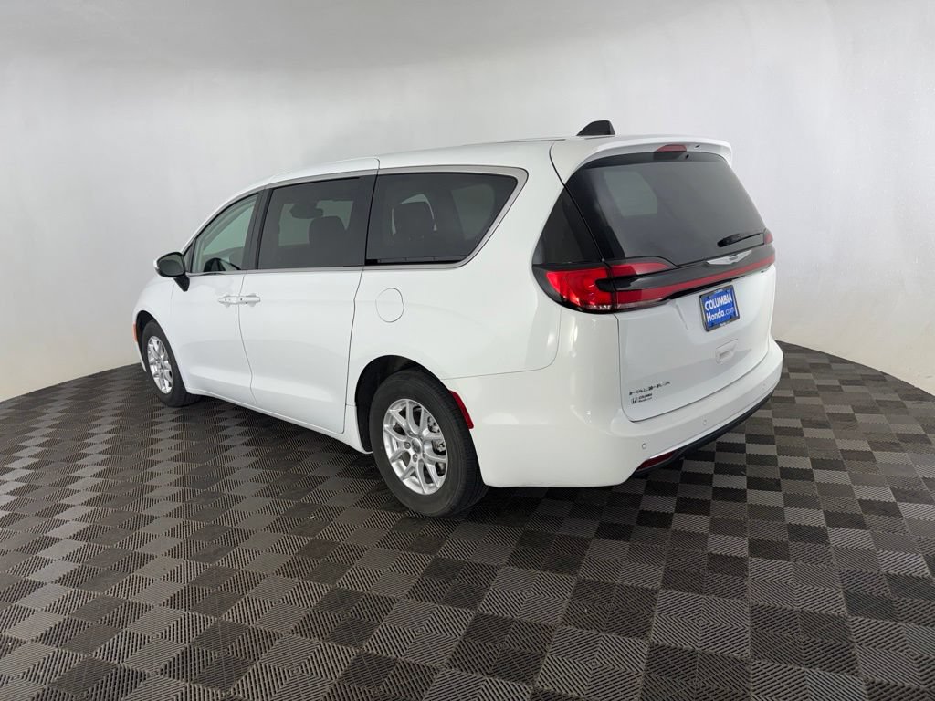 Used 2023 Chrysler Pacifica Touring-L FWD image 7