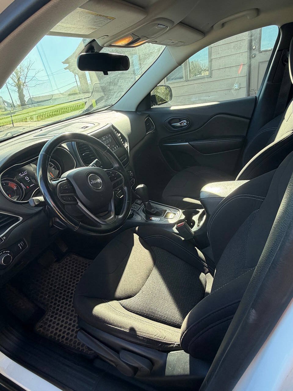 Used 2020 Jeep Cherokee Latitude w/ Cold Weather Group AWD/4WD image 11