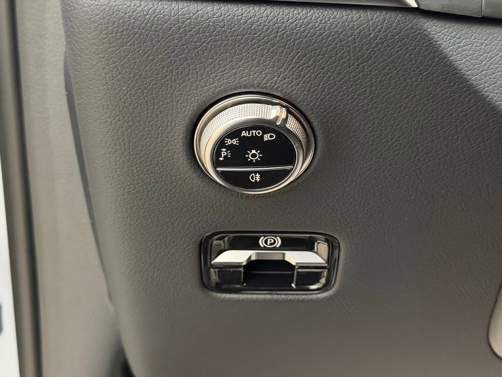 Used 2025 Mercedes-Benz GLC 300 4MATIC image 24