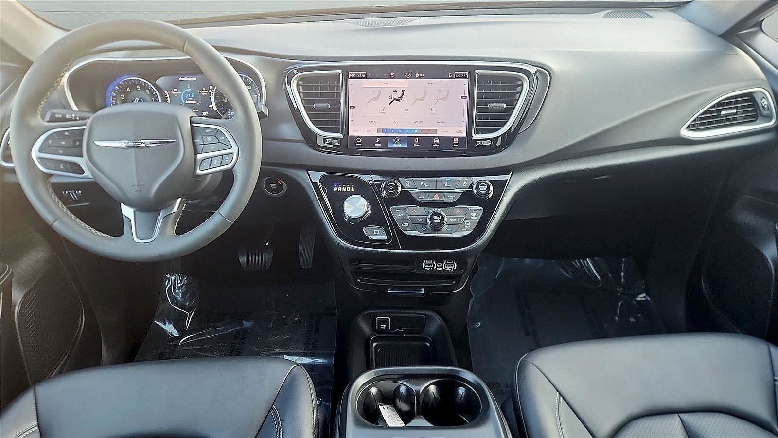 Used 2025 Chrysler Pacifica Select image 15