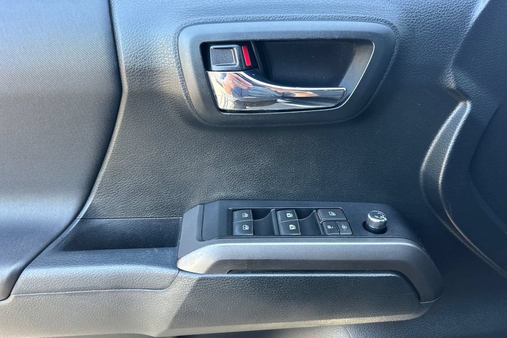 Used 2016 Toyota Tacoma TRD Sport w/ Towing Package RWD image 12