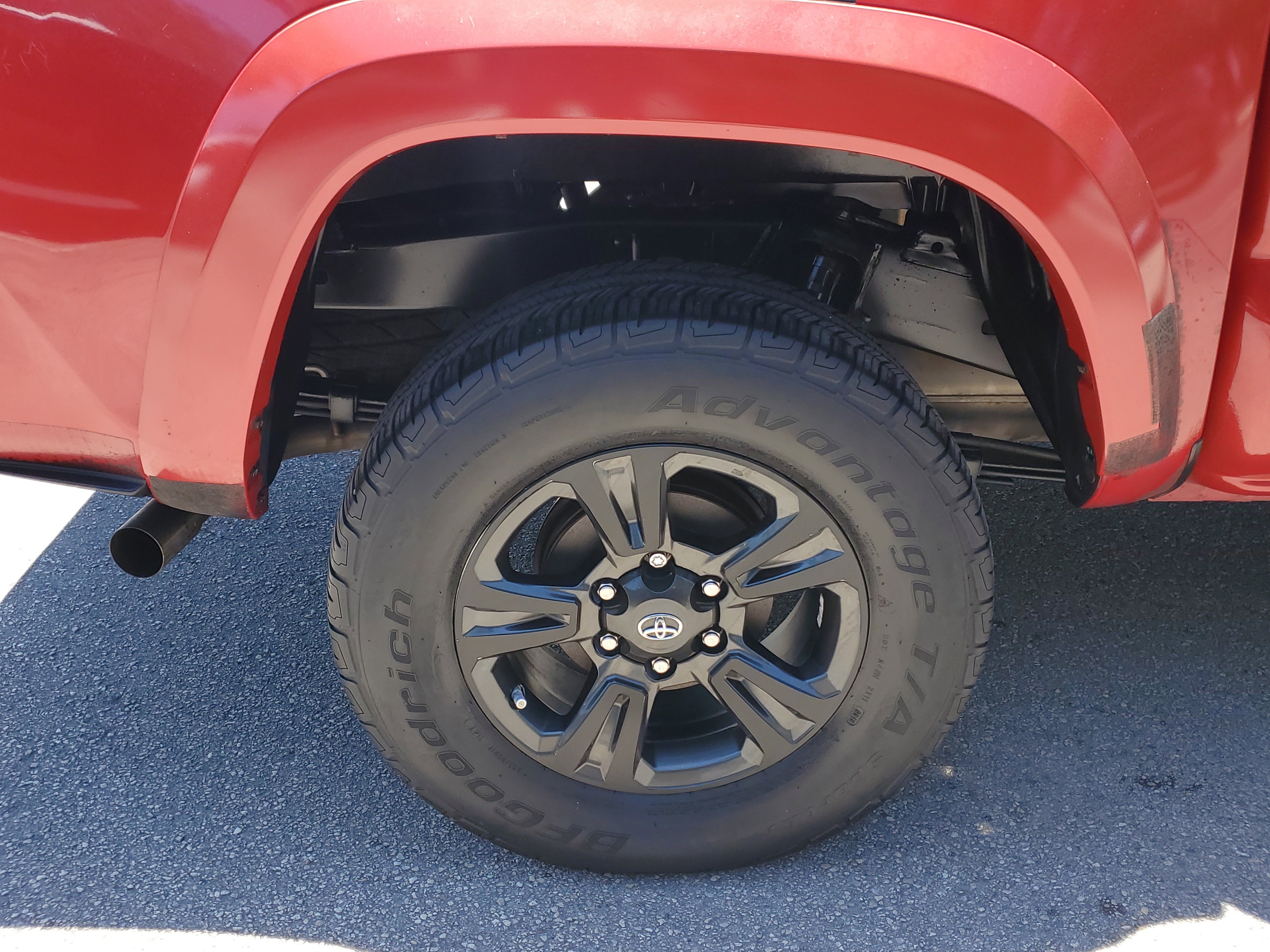 Used 2017 Toyota Tacoma TRD Sport w/ Premium & Technology Package image 7