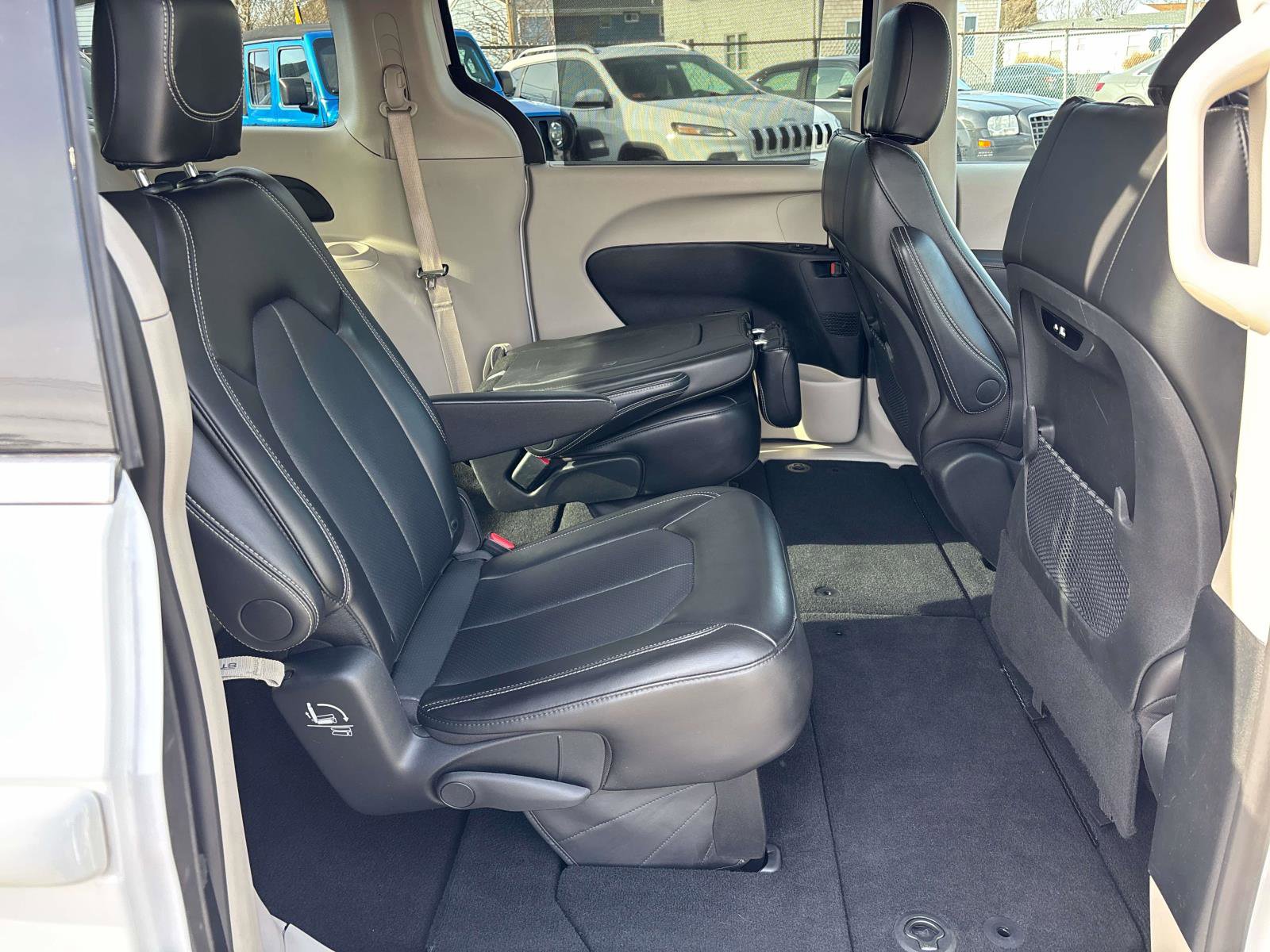 Used 2024 Chrysler Pacifica Touring-L FWD image 17