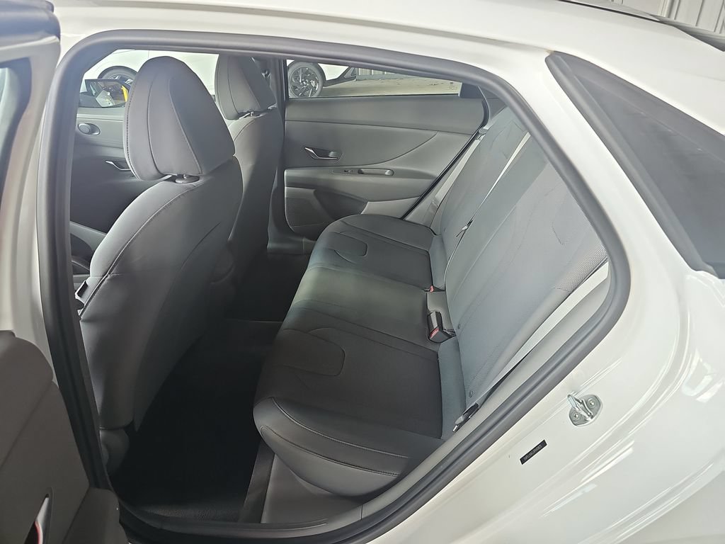 Certified 2023 Hyundai Elantra SE FWD image 13