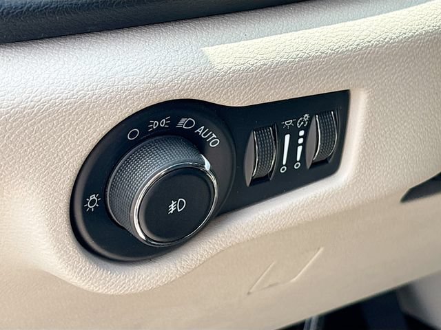 Used 2023 Chrysler Pacifica Touring-L FWD image 11