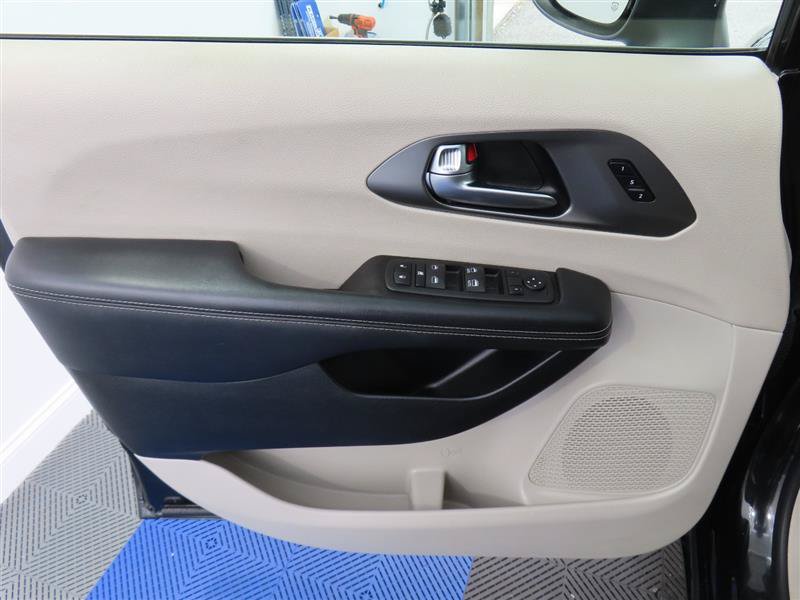 Used 2023 Chrysler Pacifica Touring-L FWD image 15