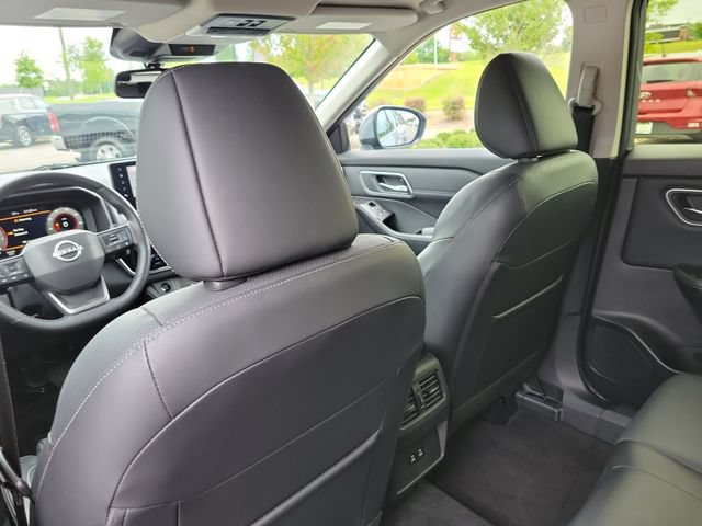 Used 2025 Nissan Rogue Platinum FWD image 13