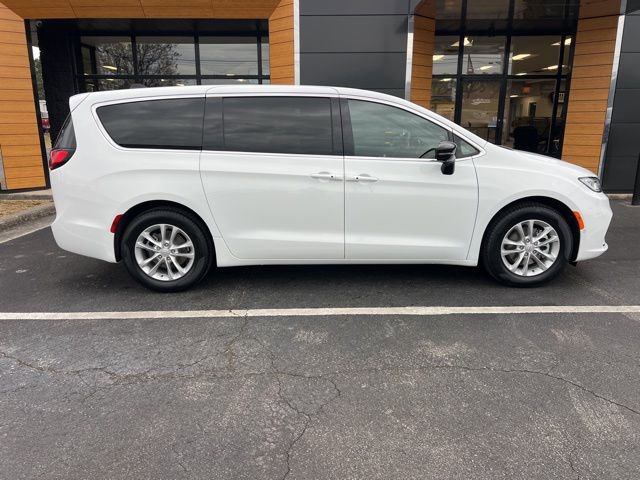 New 2026 Chrysler Pacifica Select image 2