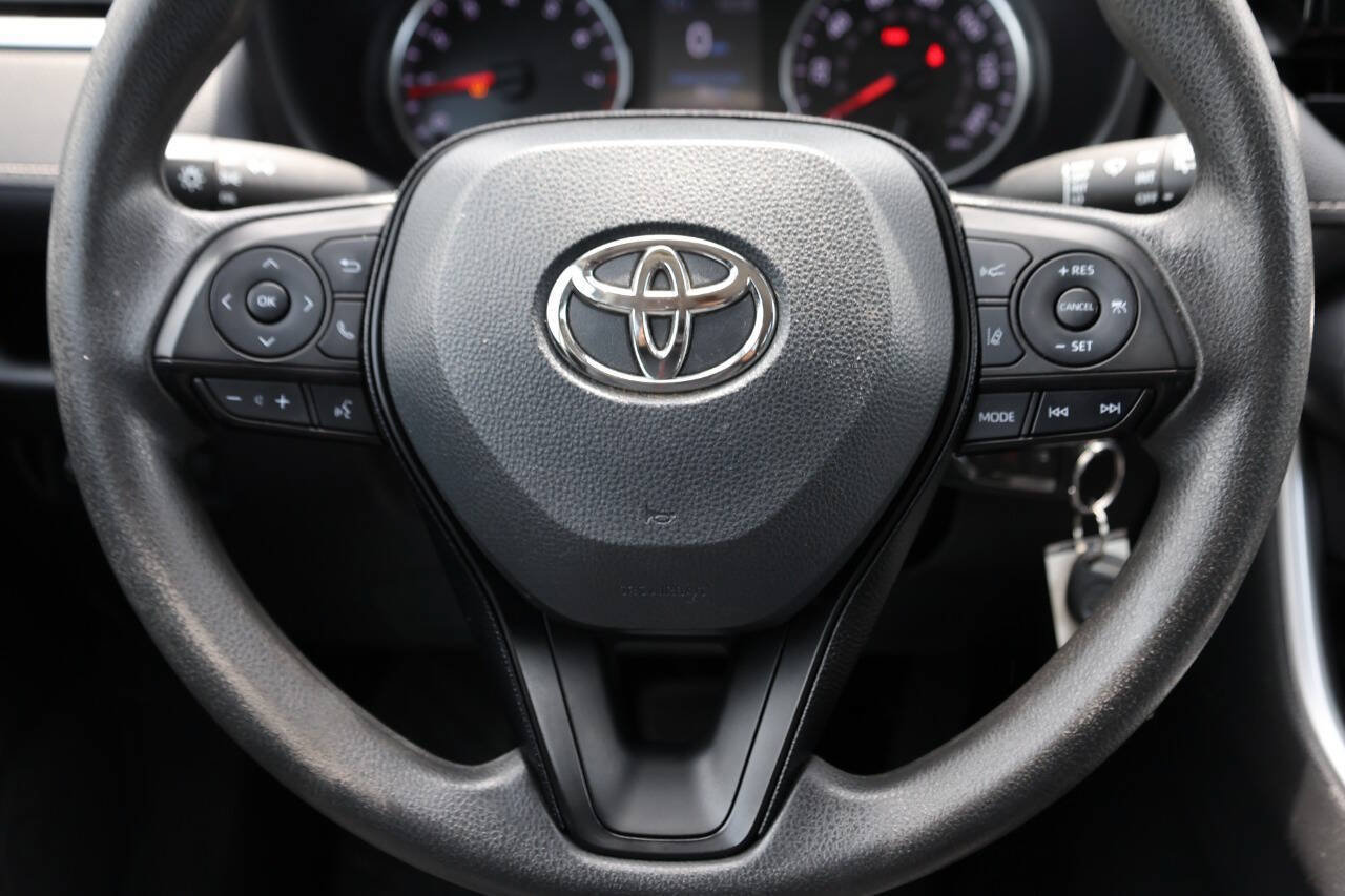 Used 2020 Toyota RAV4 LE AWD/4WD image 18