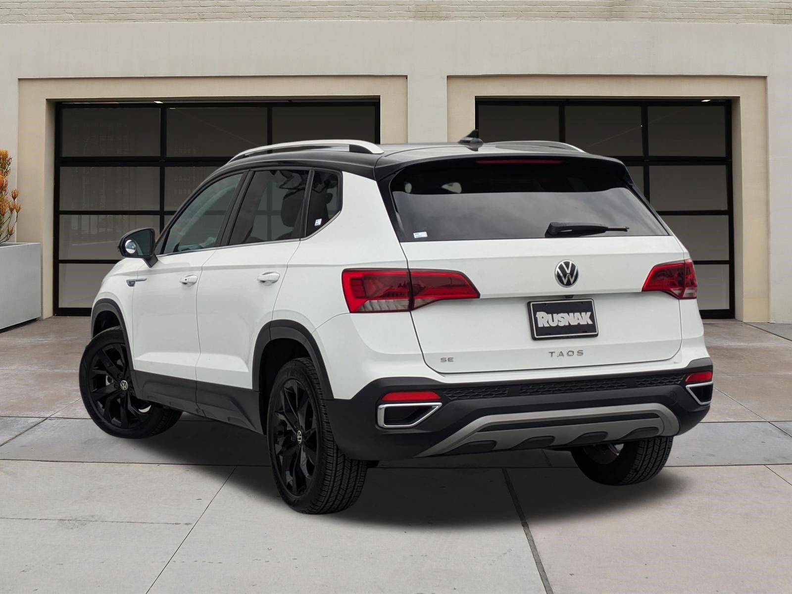 Used 2023 Volkswagen Taos SE w/ Panoramic Sunroof Package FWD image 2