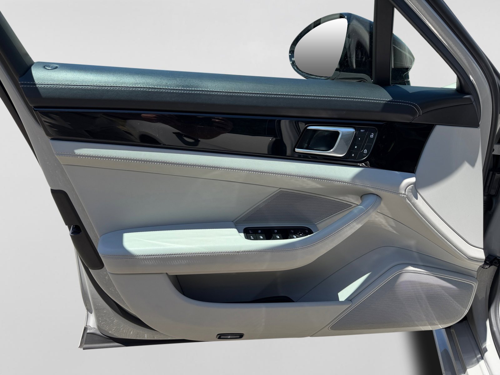 Used 2023 Porsche Panamera image 12