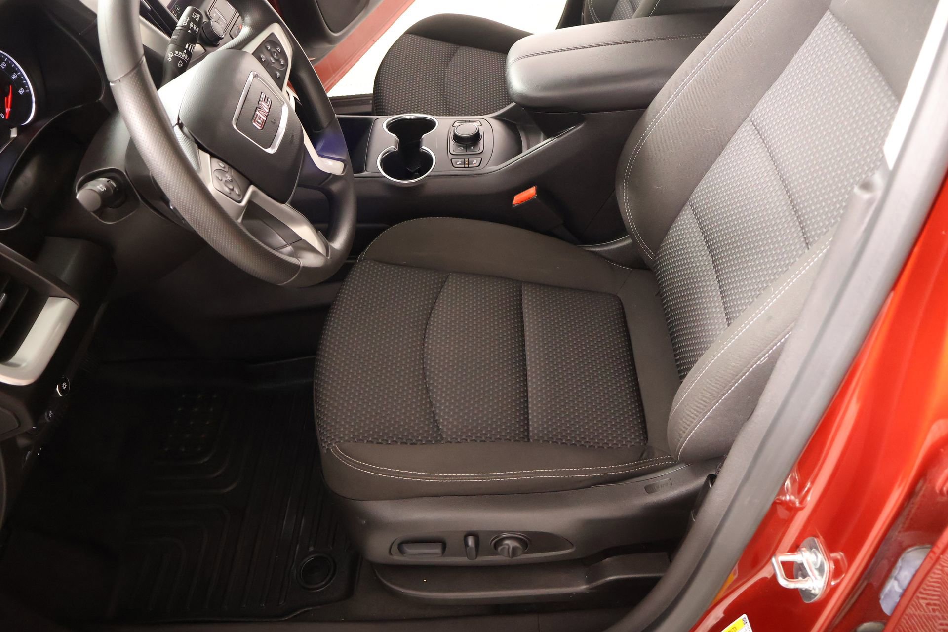 Used 2024 GMC Terrain SLE w/ Driver Convenience Package image 10