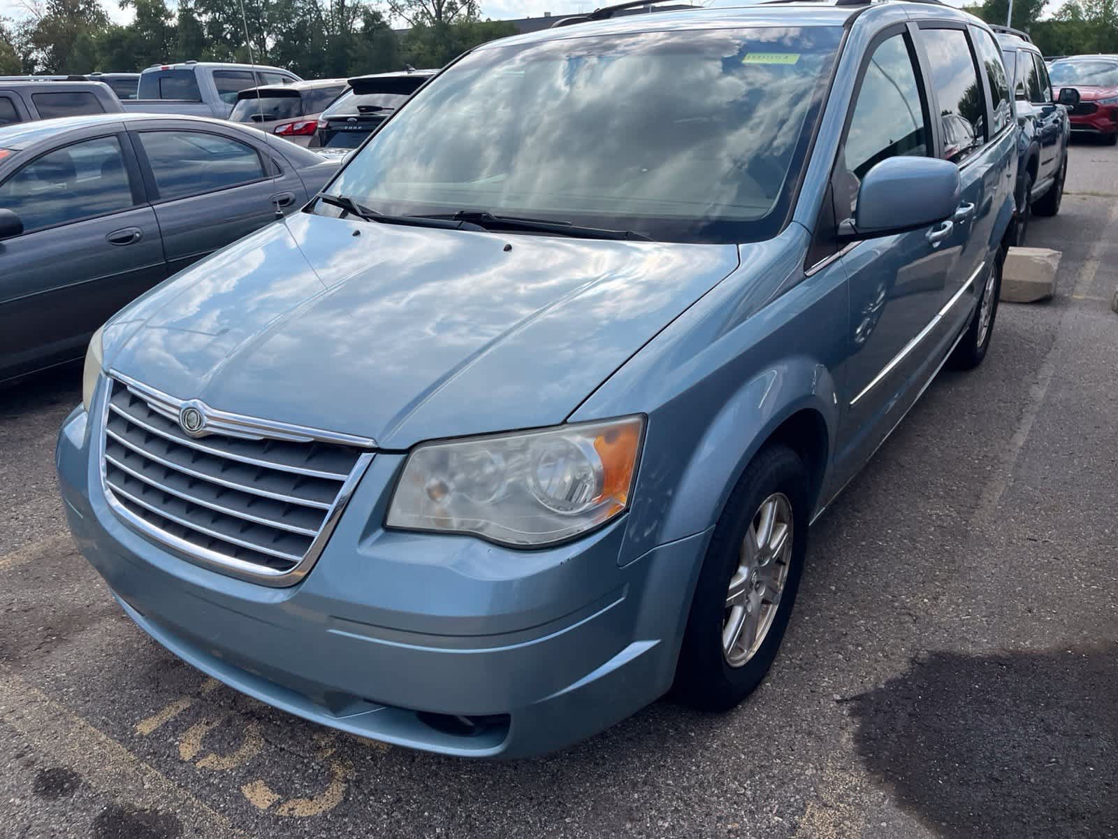 Used 2009 Chrysler Town & Country Touring w/ Family Value Group FWD image 2
