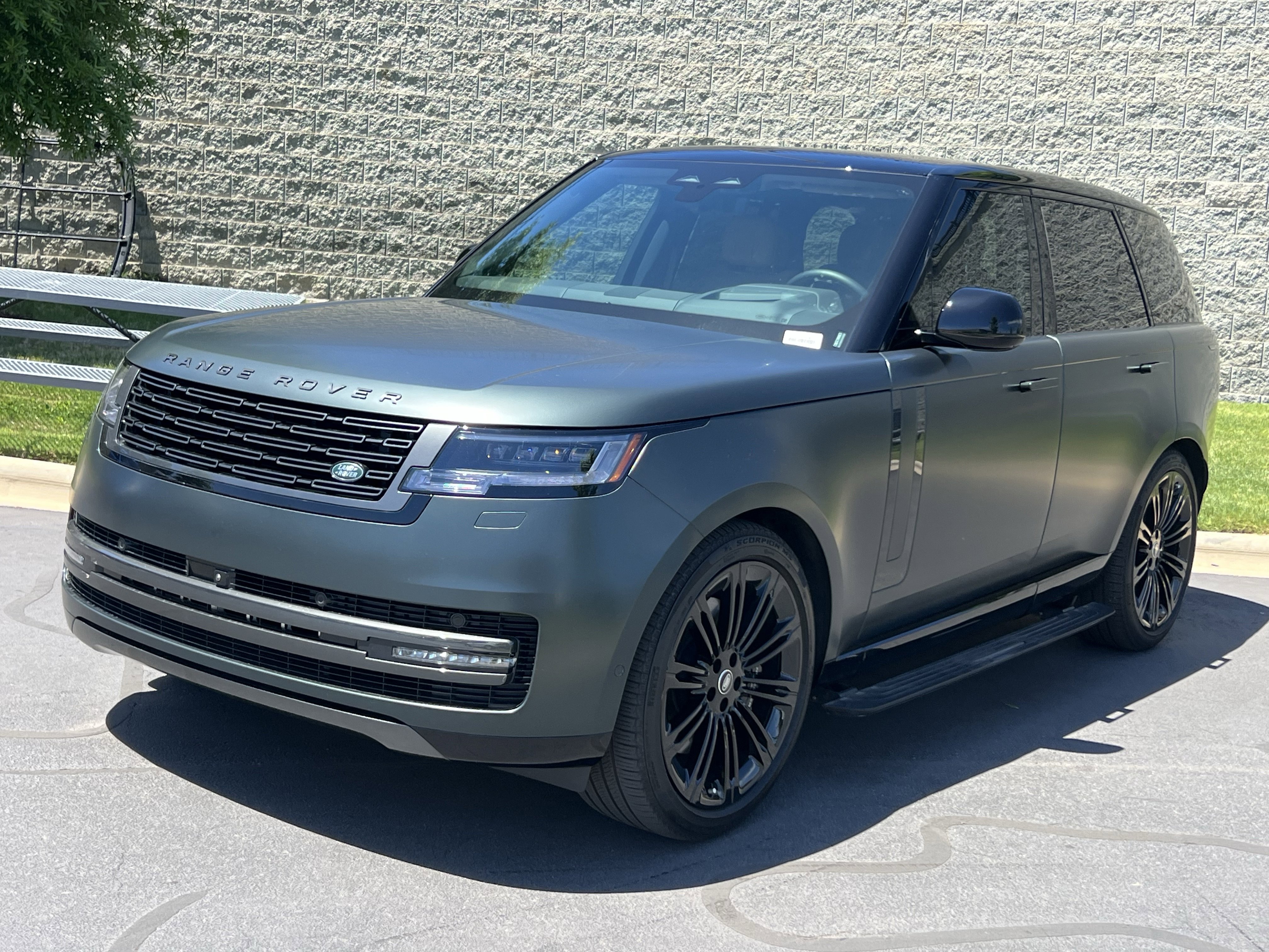 Certified 2025 Land Rover Range Rover SE AWD/4WD image 2