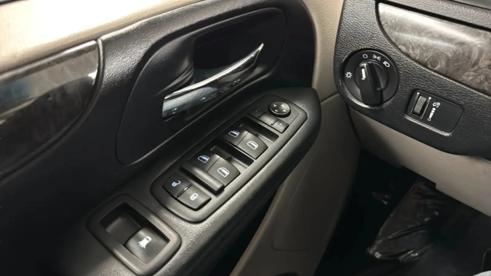 Used 2015 Dodge Grand Caravan SXT FWD image 15