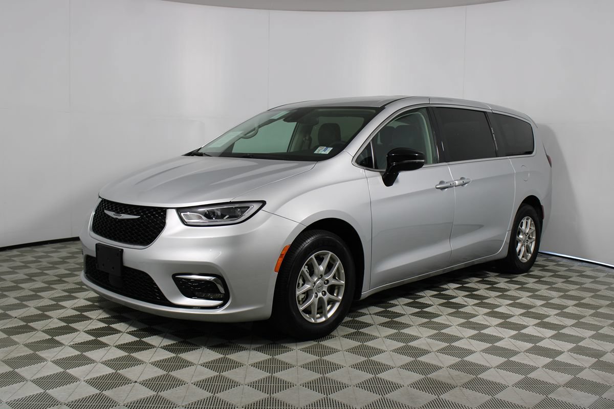 Used 2024 Chrysler Pacifica Touring-L FWD image 45