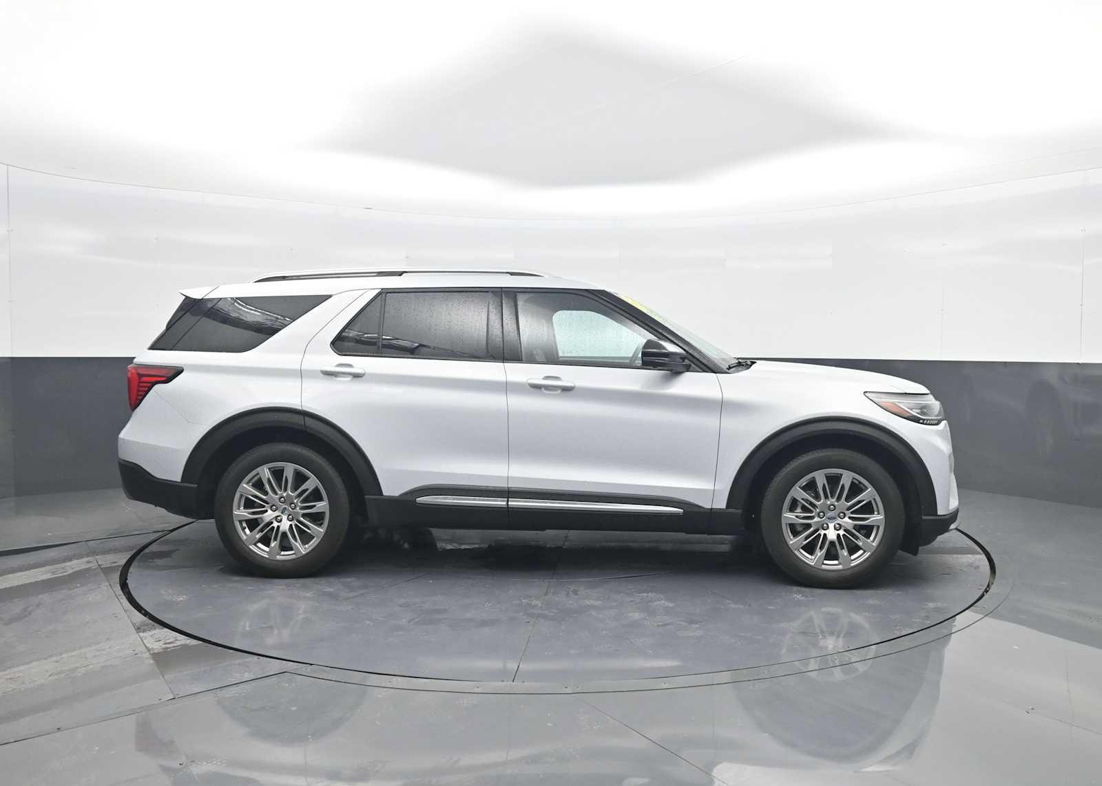 Used 2025 Ford Explorer Platinum RWD image 9
