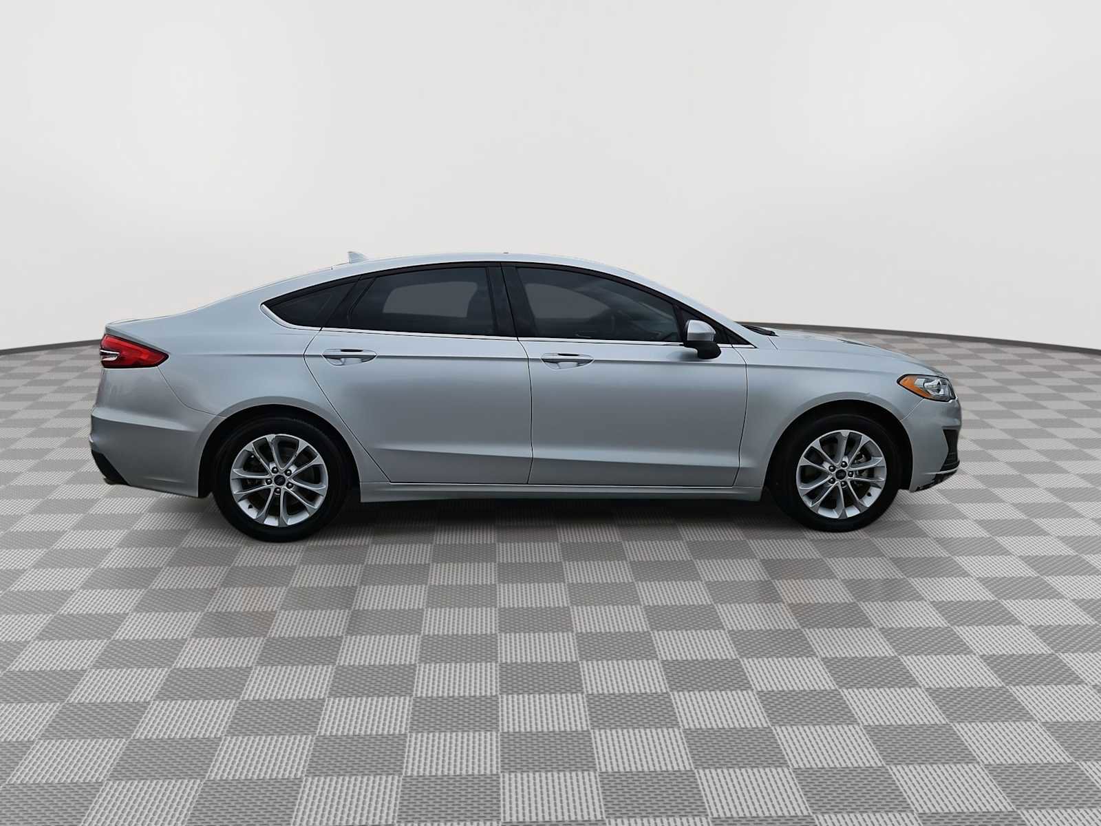 Used 2019 Ford Fusion SE image 9