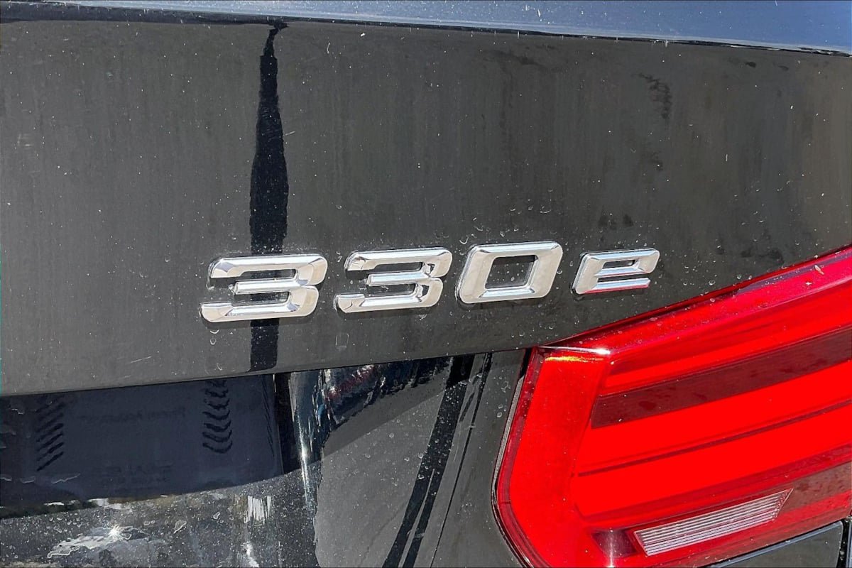 Used 2018 BMW 330e w/ Convenience Package RWD image 8