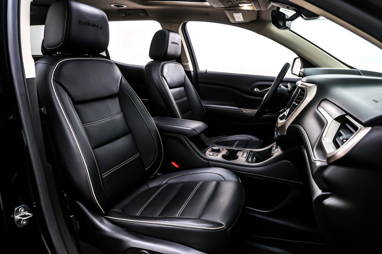 Used 2023 GMC Acadia Denali w/ Black Diamond Edition image 7