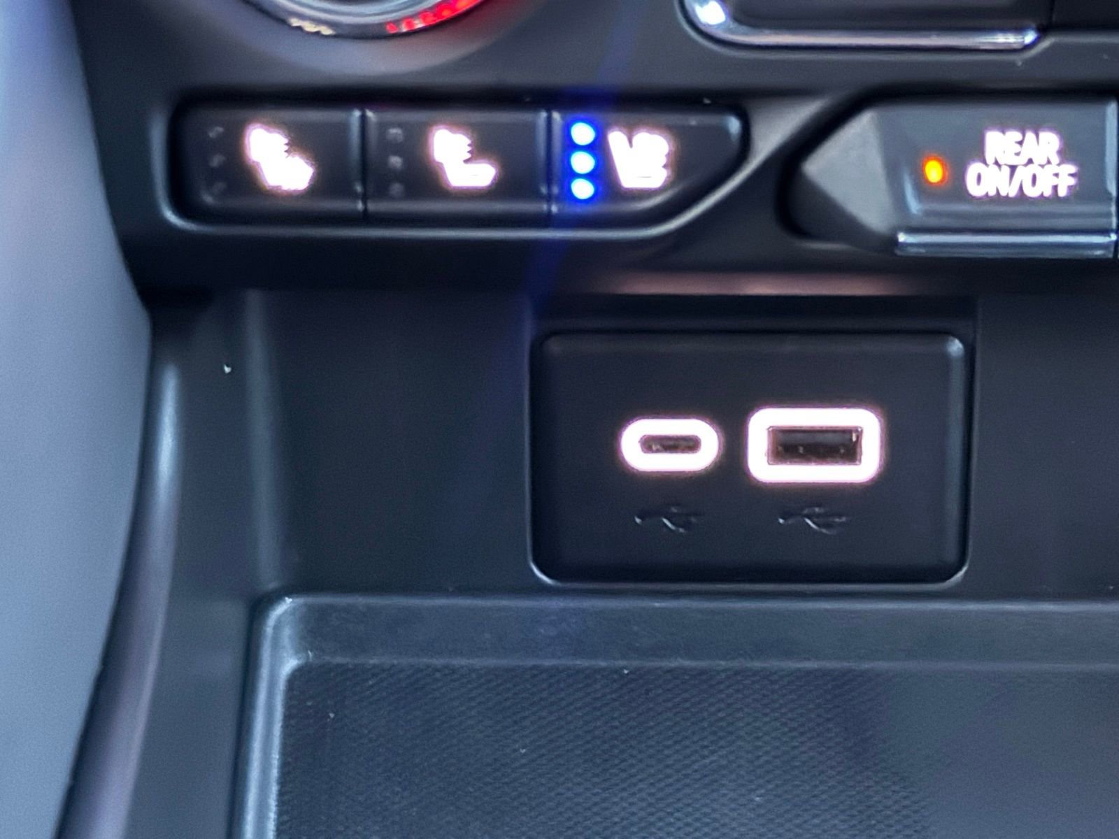 Used 2024 GMC Yukon SLT w/ SLT Luxury Package image 27