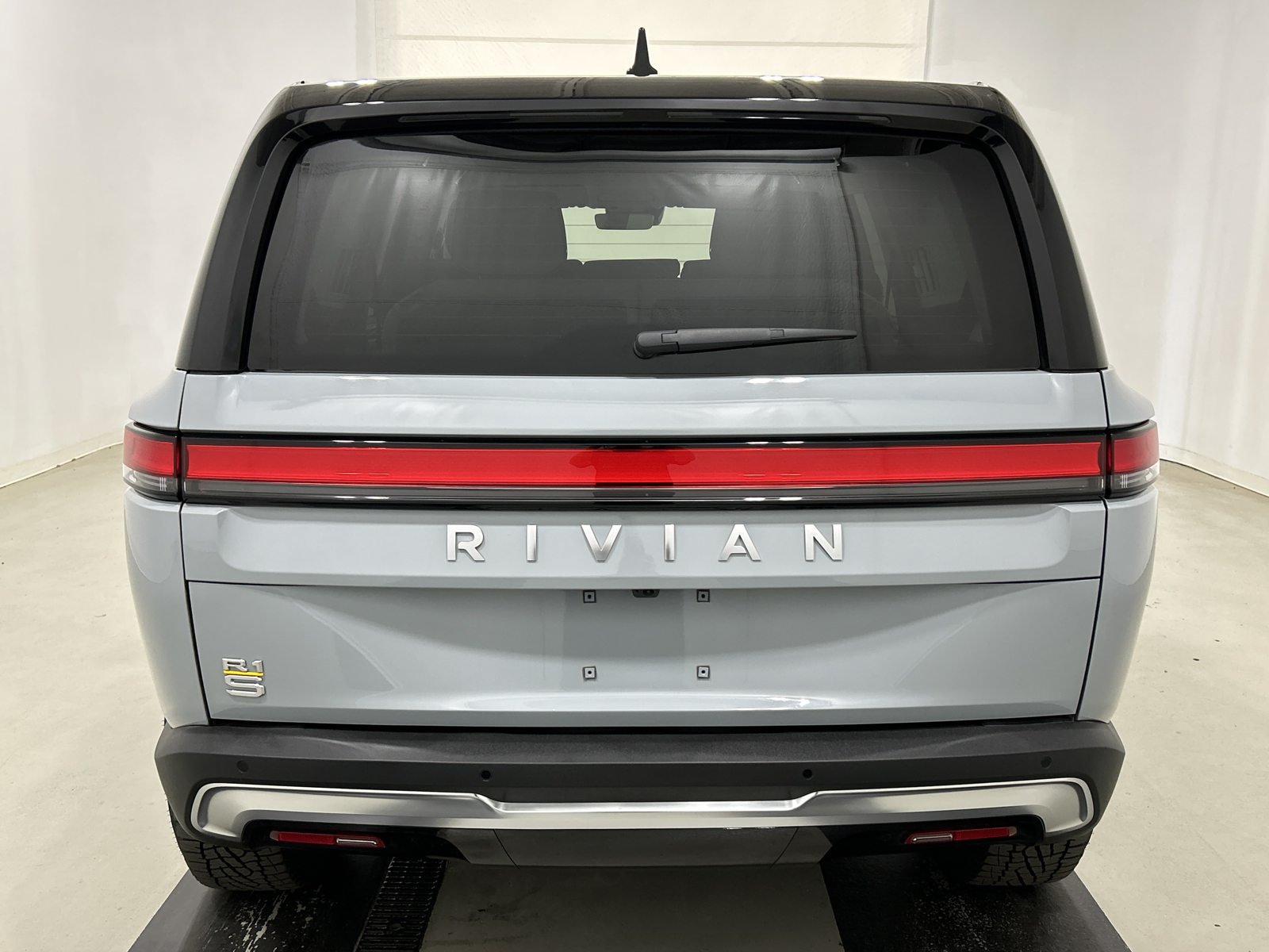 Used 2023 Rivian R1S Adventure Quad AWD/4WD image 4