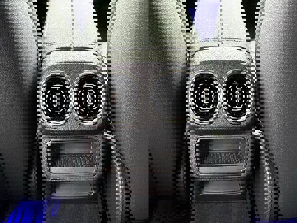 Used 2025 Mercedes-Benz GLC 350e 4MATIC image 32