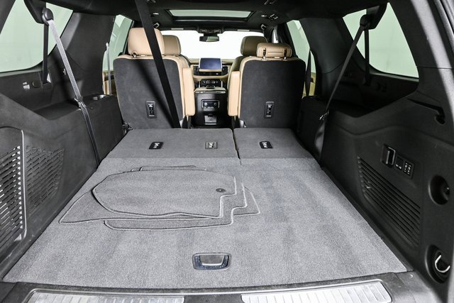 Used 2023 Chevrolet Suburban Premier image 33